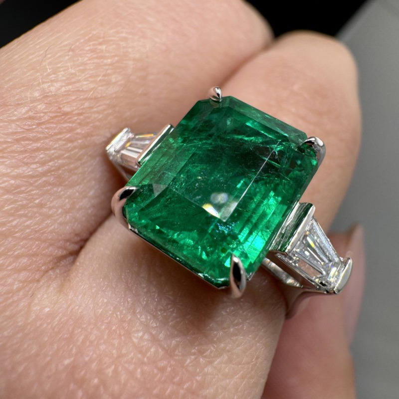 White Gold Ring with Emerald and Trapeze Diamonds, 5.76 ct – photo 5 of 6