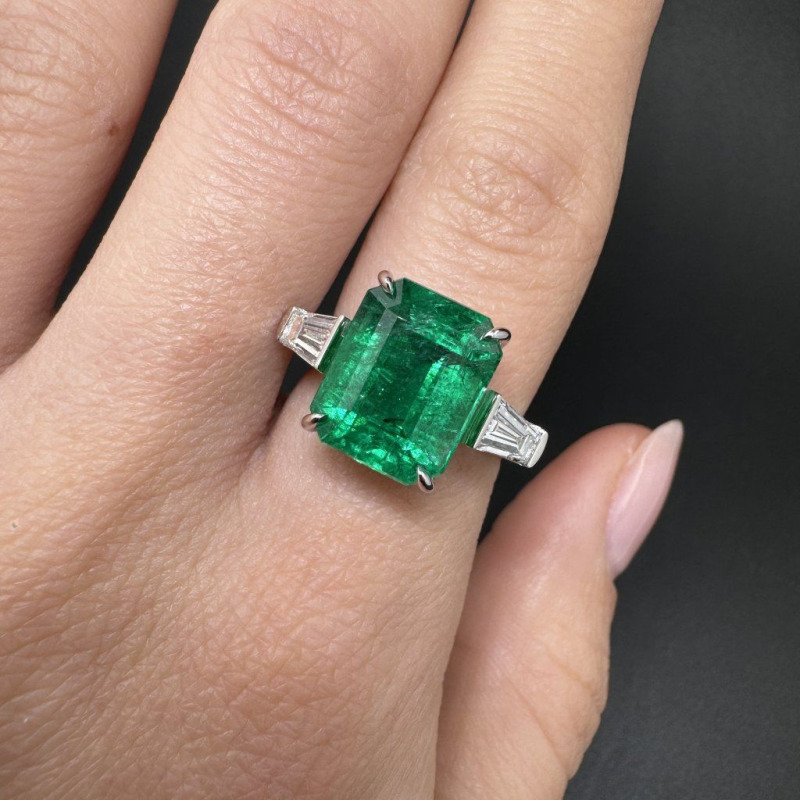 White Gold Ring with Emerald and Trapeze Diamonds, 5.76 ct – photo 6 of 6
