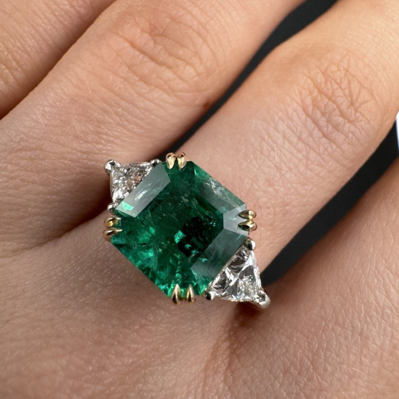 Ring with an Emerald and Diamonds – White Gold, 1 ct – photo 1 of 5