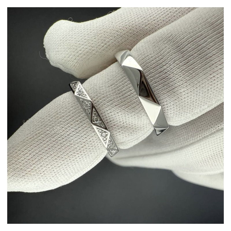 A Pair of White Gold Wedding Rings – photo 6 of 7