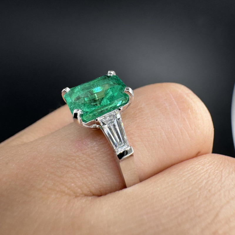 Ring with Emerald and Diamonds, 2.36 ct – photo 2 of 7