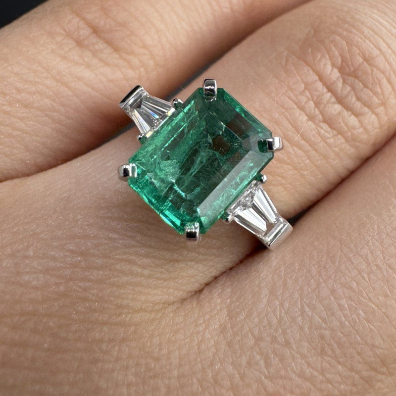 Ring with Emerald and Diamonds