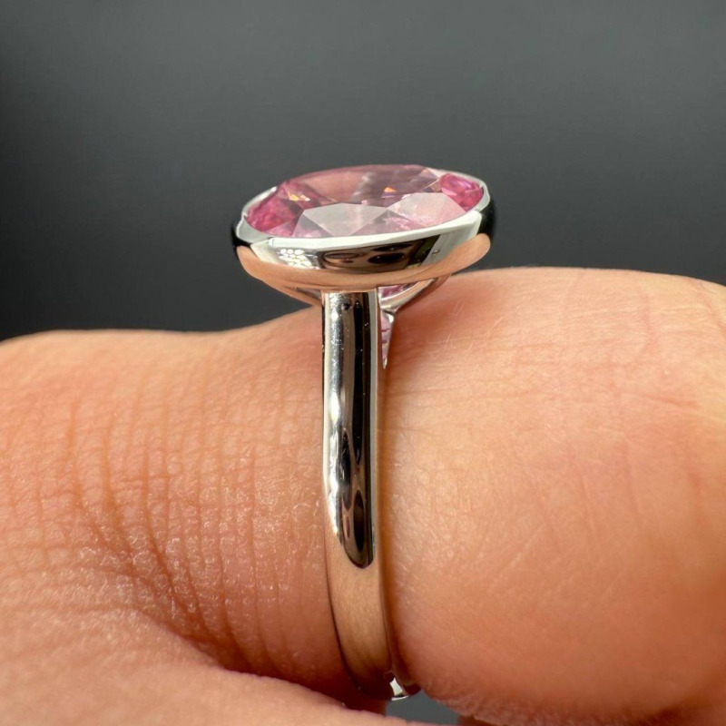 Ring with Natural Spinel – Platinum, 2.69 ct – photo 1 of 4