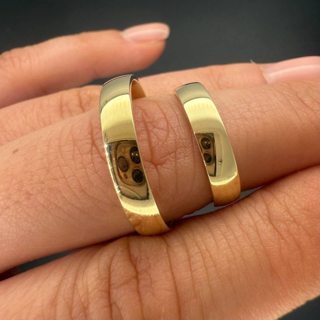 A Pair of Gold Wedding Bands – Yellow Gold – photo 1 of 4